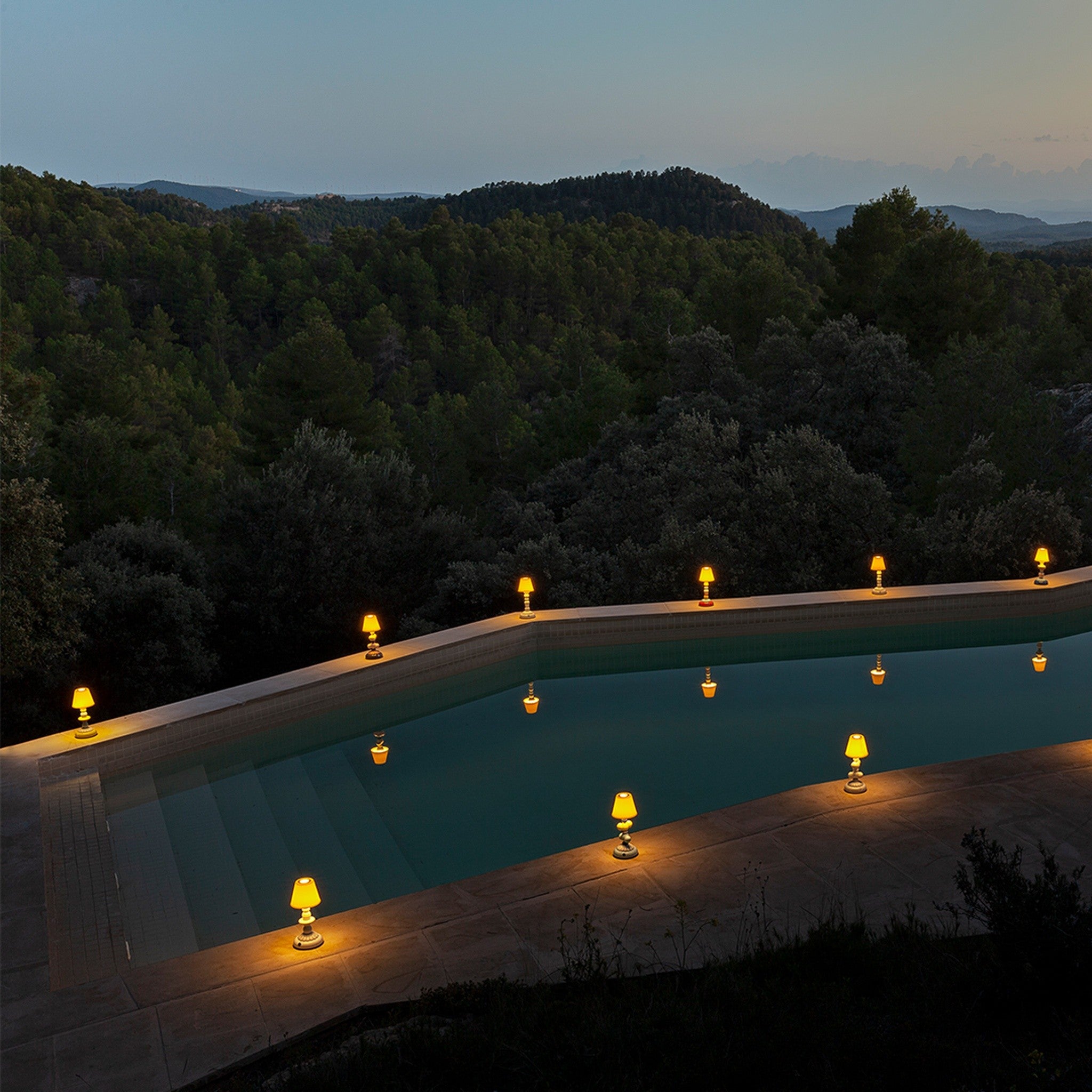 Firefly Lotus Tischlampe Coral mit Pflanzenmotiv