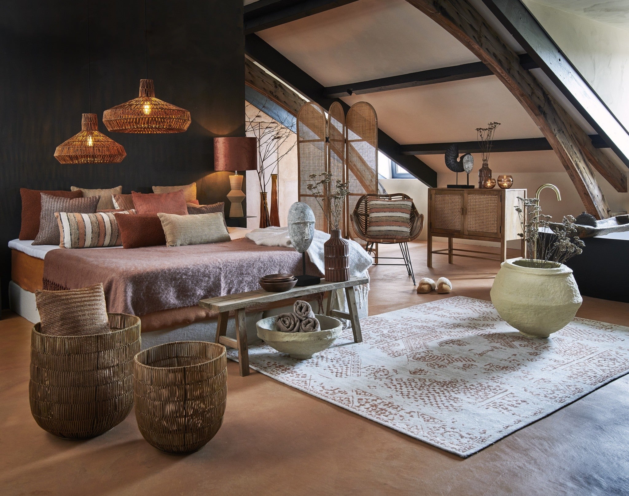 SAFANE Bank im Flur als schlichte Ablage dekoriert