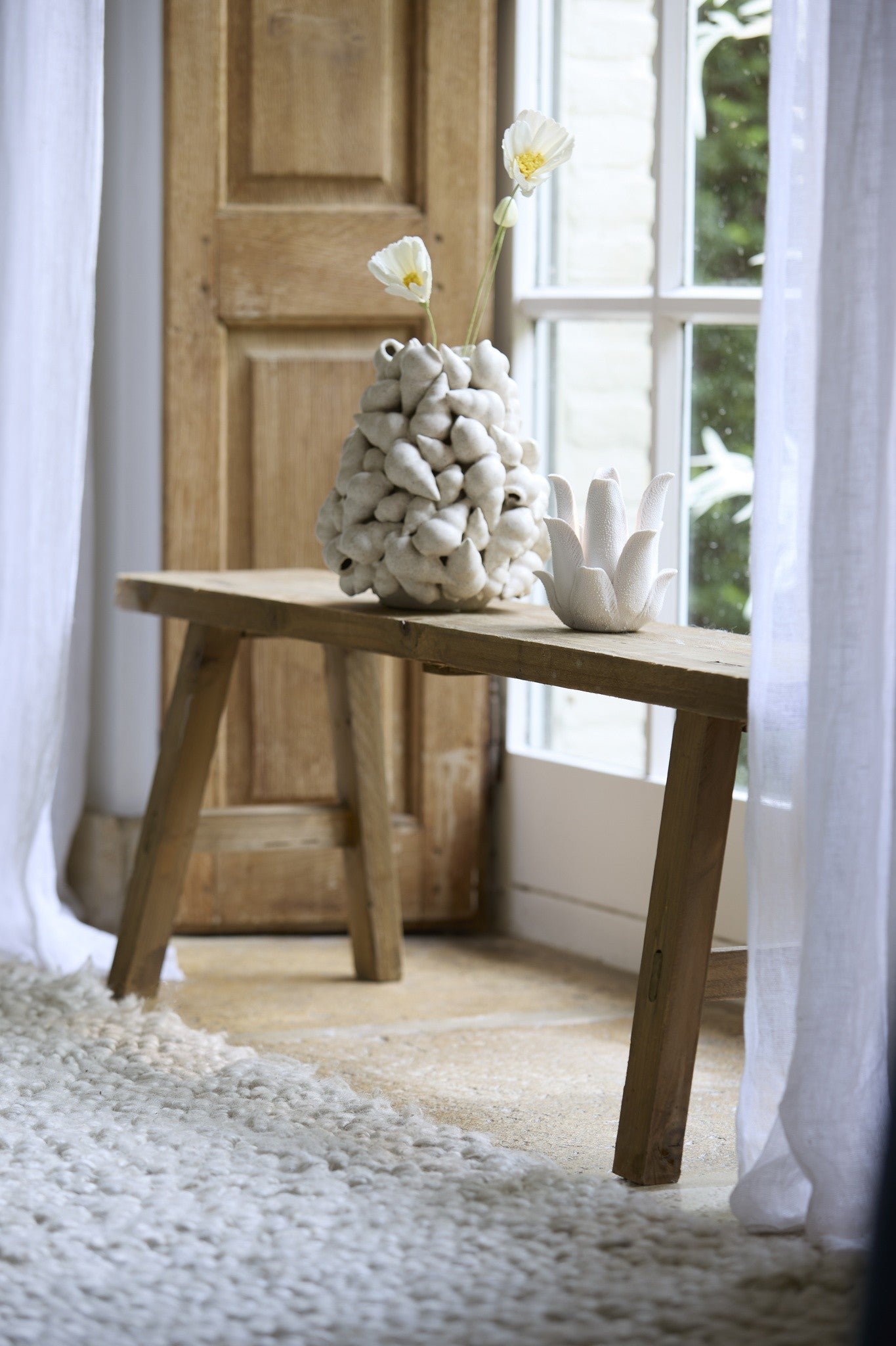 Kompakte Sitzbank aus braunem Holz für kleine Räume