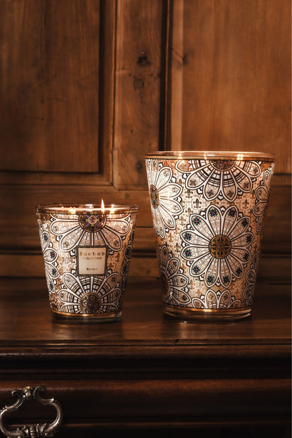 Baobab Rosace Duftkerze – große Kerze im Glas mit Rosettenmuster, holzige Duftnoten von Tanne, Vetiver und glühendem Holzkohlenfeuer