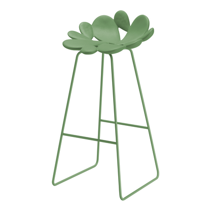 Designhocker von Qeeboo in kräftigem Grün für Outdoor und Indoor
