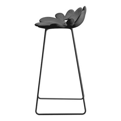 Skulpturaler Hocker mit schwarzem Polyethylen-Sitz