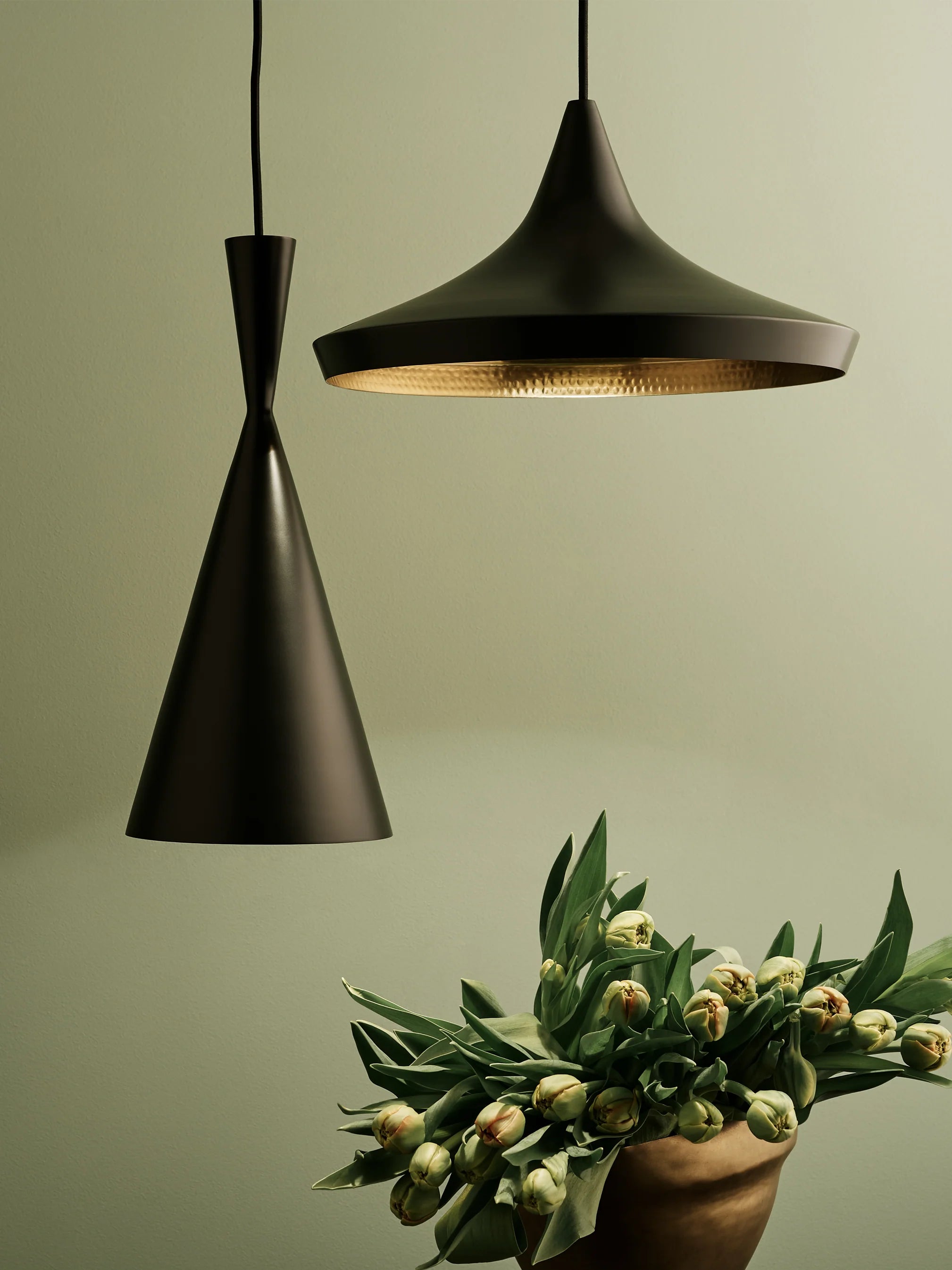 Beat Tall Pendant Light von Tom Dixon als skulpturale Messing Pendelleuchte mit warmer LED Beleuchtung im Innenraum