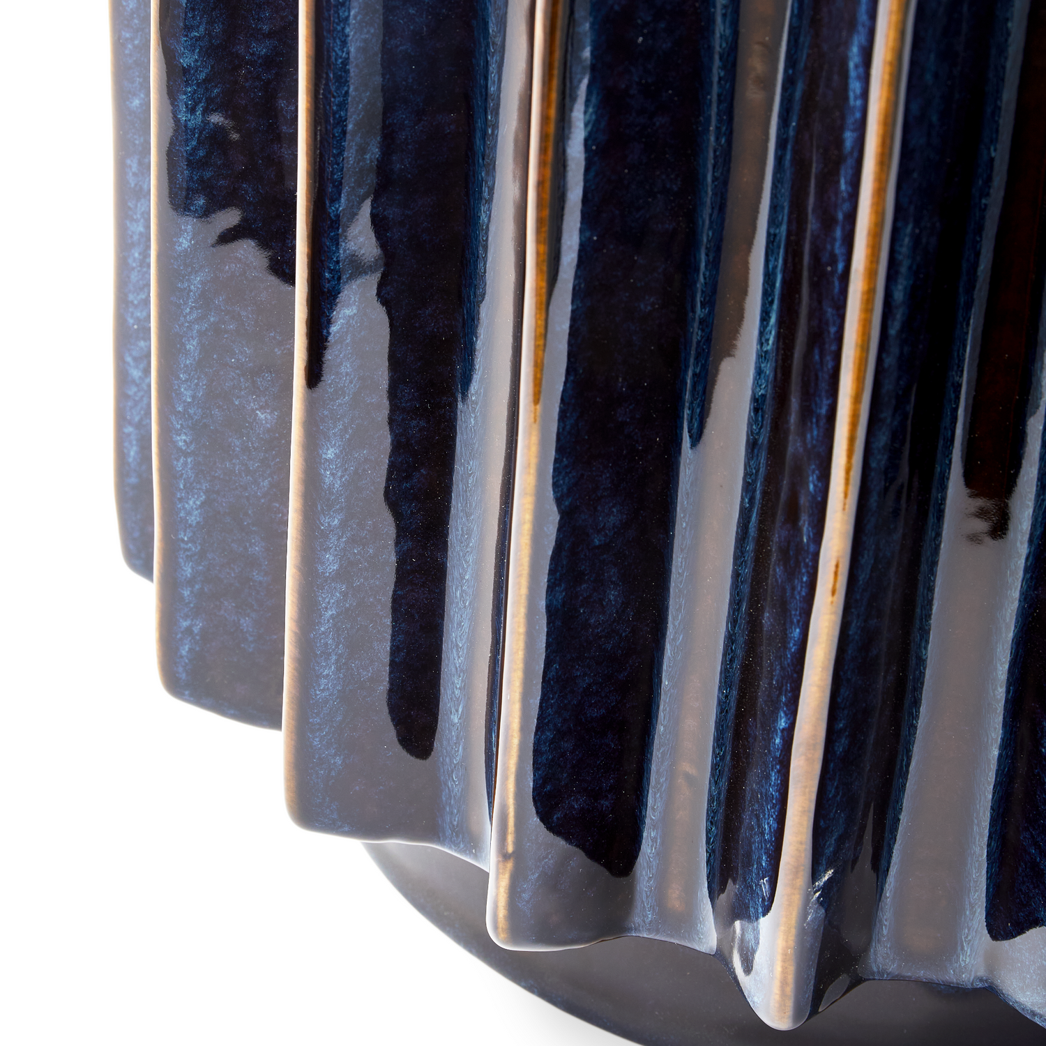 Skulpturaler Keramiktisch in tiefem Blau mit glänzender Oberfläche