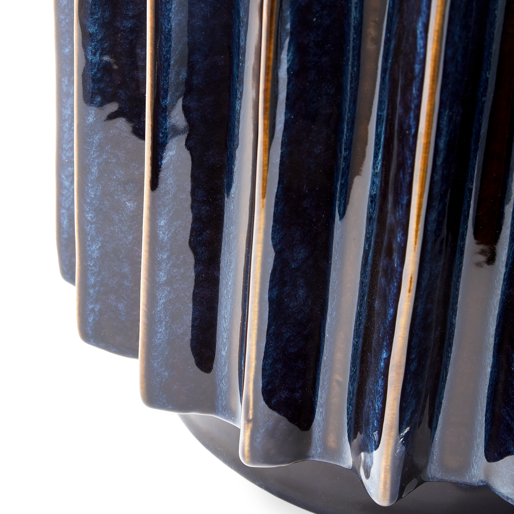 Skulpturaler Keramiktisch in tiefem Blau mit glänzender Oberfläche