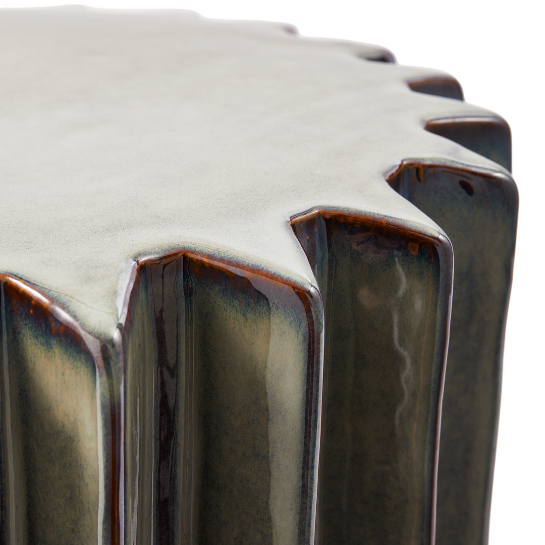 Detailansicht der glänzenden Riffelstruktur vom OKRA Beistelltisch