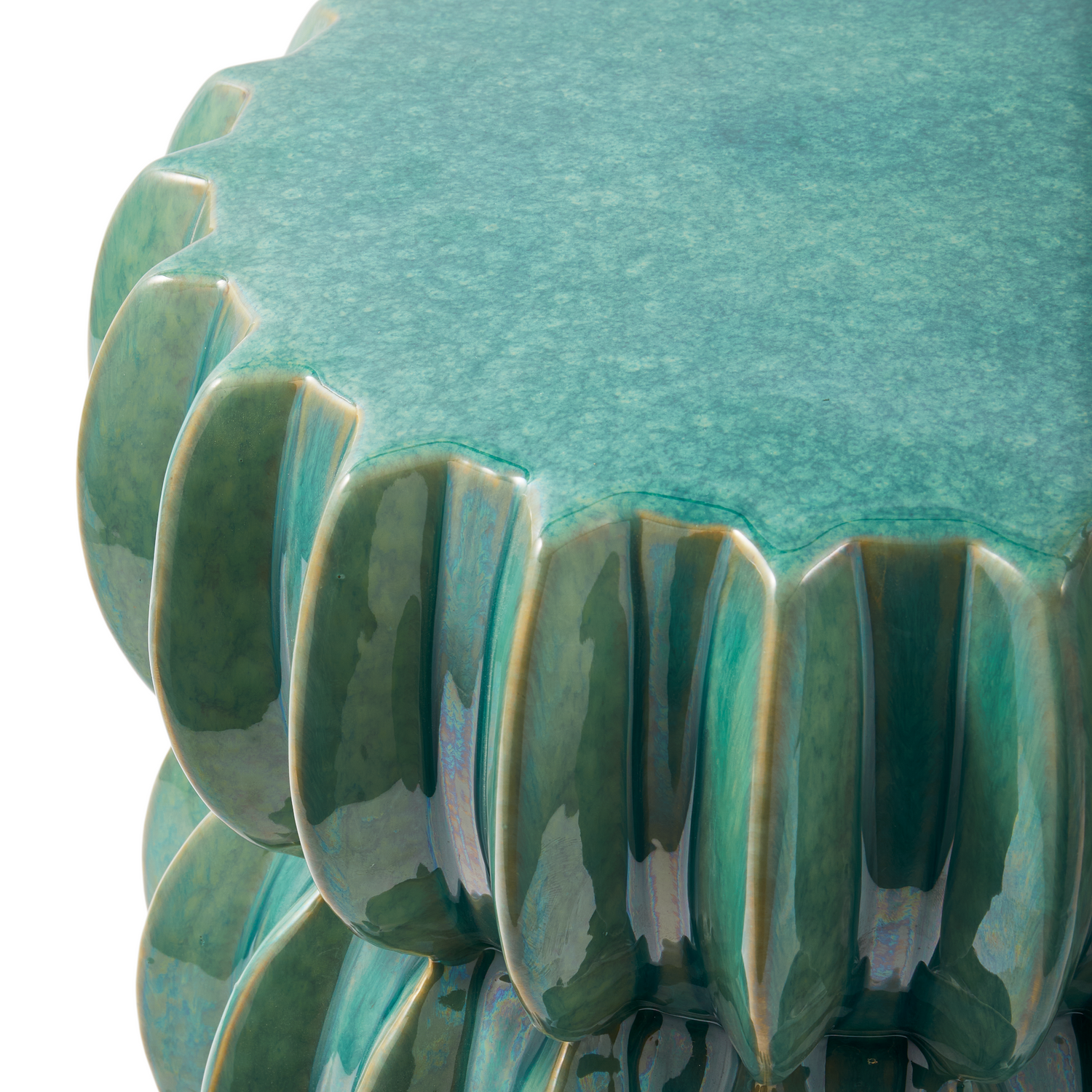 Detailansicht des runden Beistelltischs mit reaktiver Glasur in Grüntönen.