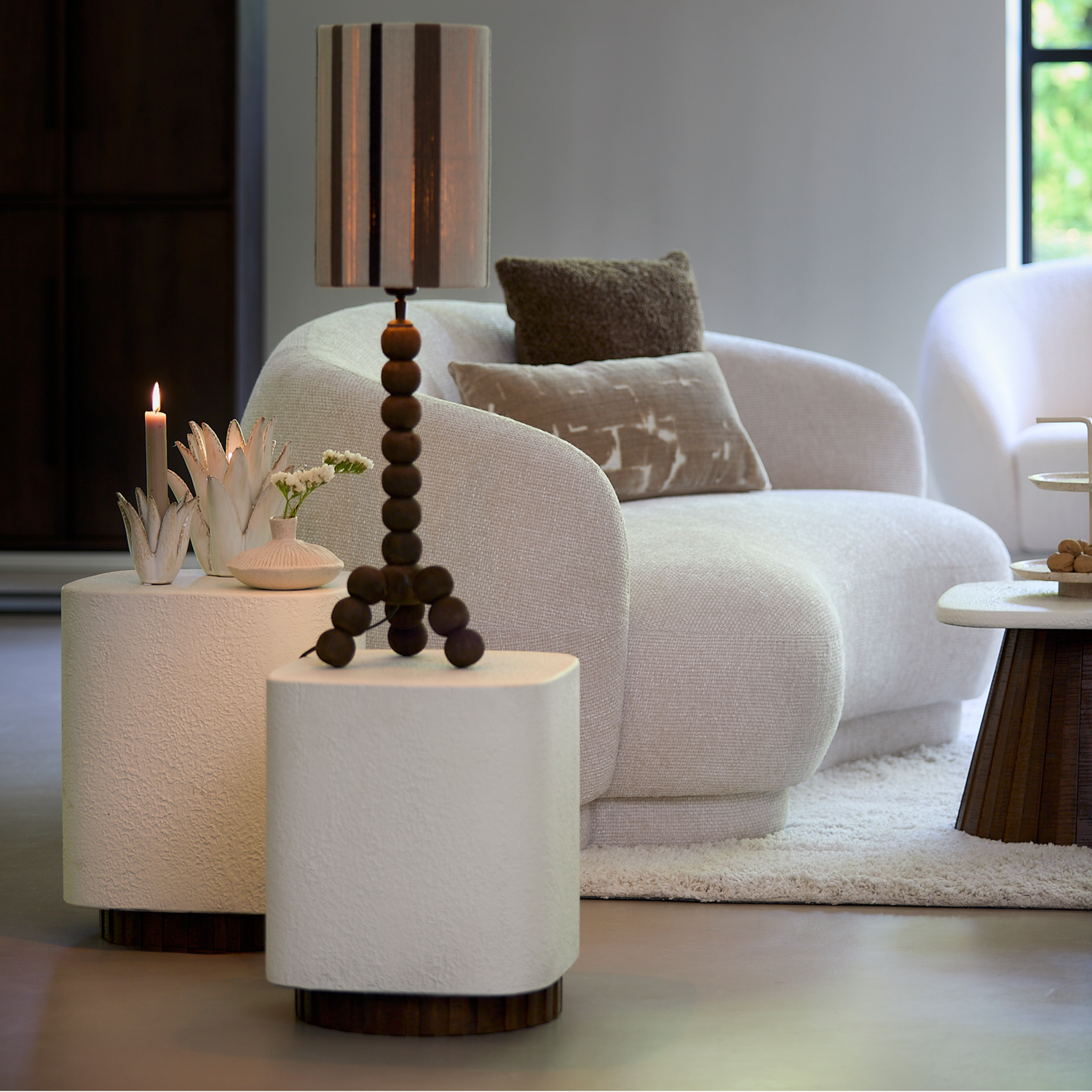 Moderner Beistelltisch von Light &amp; Living, Modell SEDDON, in Creme mit einem Fuß aus dunklem Holz.