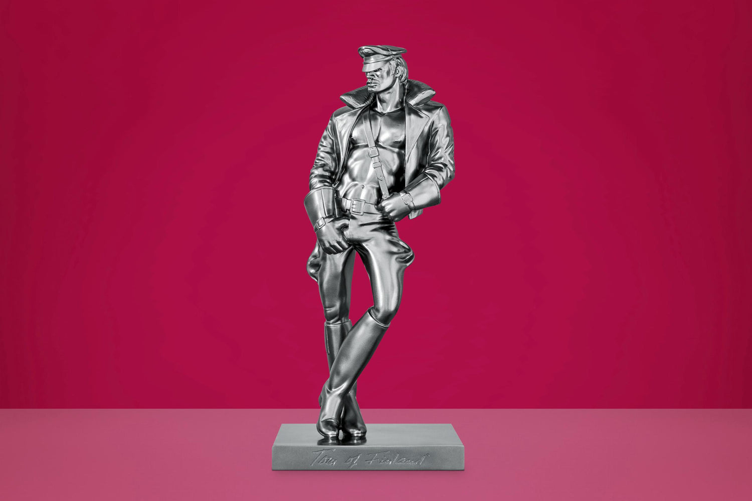 Buchstütze „Durk“ aus Gusskunstharz in metallischer Optik auf pinkem Hintergrund