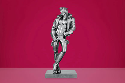 Buchstütze „Durk“ aus Gusskunstharz in metallischer Optik auf pinkem Hintergrund