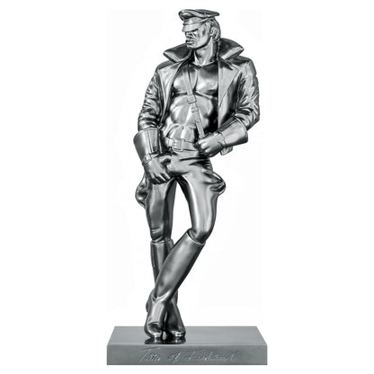 Nahaufnahme des Sockels mit eingravierter Tom-of-Finland-Signatur