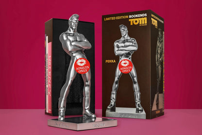 Detailansicht des Sockels mit Tom-of-Finland-Signatur