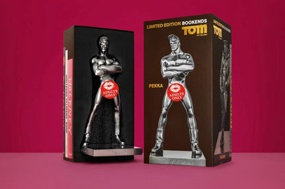 Komplette Skulptur „Pekka“ vor kräftigem Farbkontrast in Metallic-Finish