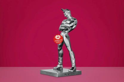 Frontalansicht der muskulösen Figur mit verschränkten Armen und Mütze