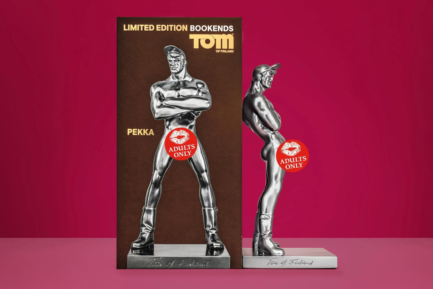 Seitliche Darstellung der Tom-of-Finland-Figur mit Stiefeln und athletischem Körper