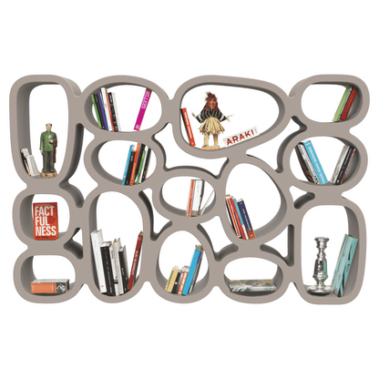 Graues Bücherregal mit unregelmäßigen Fächern im organischen Design.