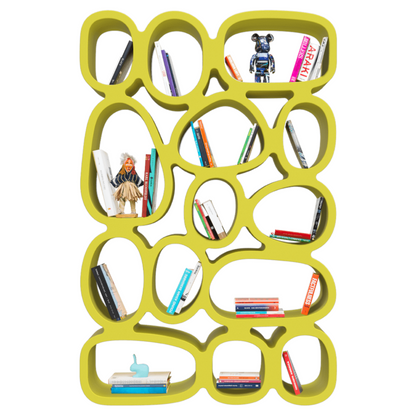 Mustardfarbenes Bücherregal mit organischen Fächern