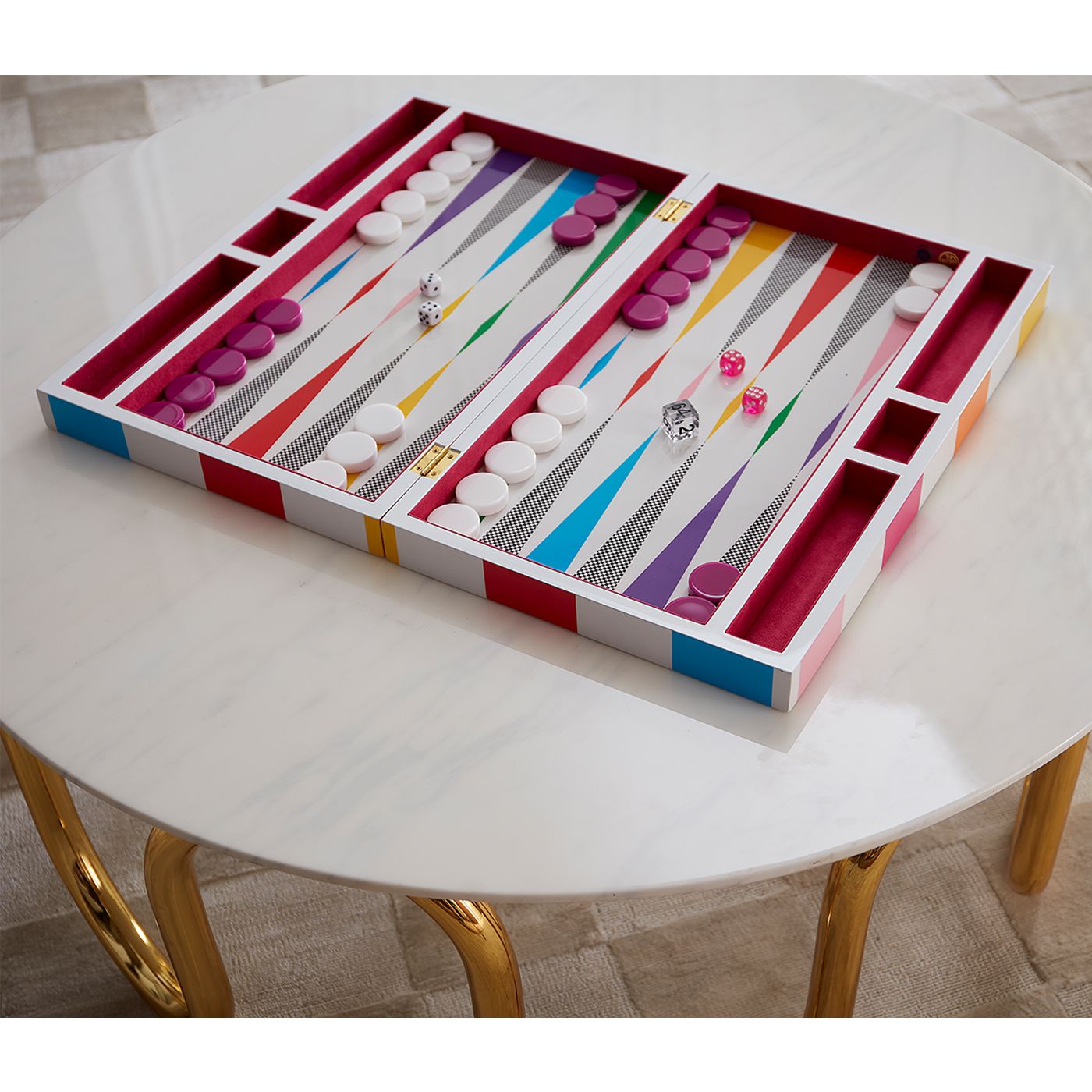 Hochwertiges Backgammon-Set in strahlenden Farben für moderne Wohnräume