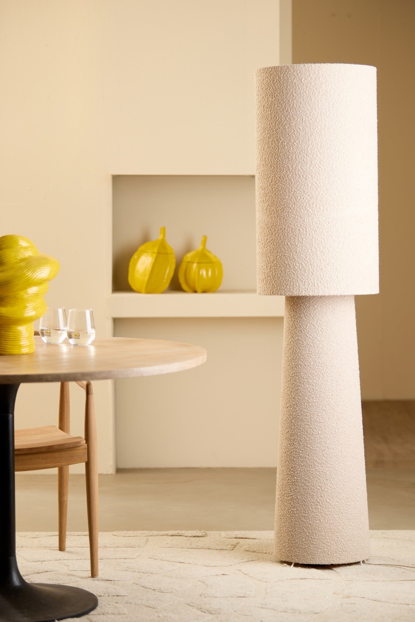 Wohnzimmer mit Stehleuchte Ø40x165 cm MIKKEL bouclé crème