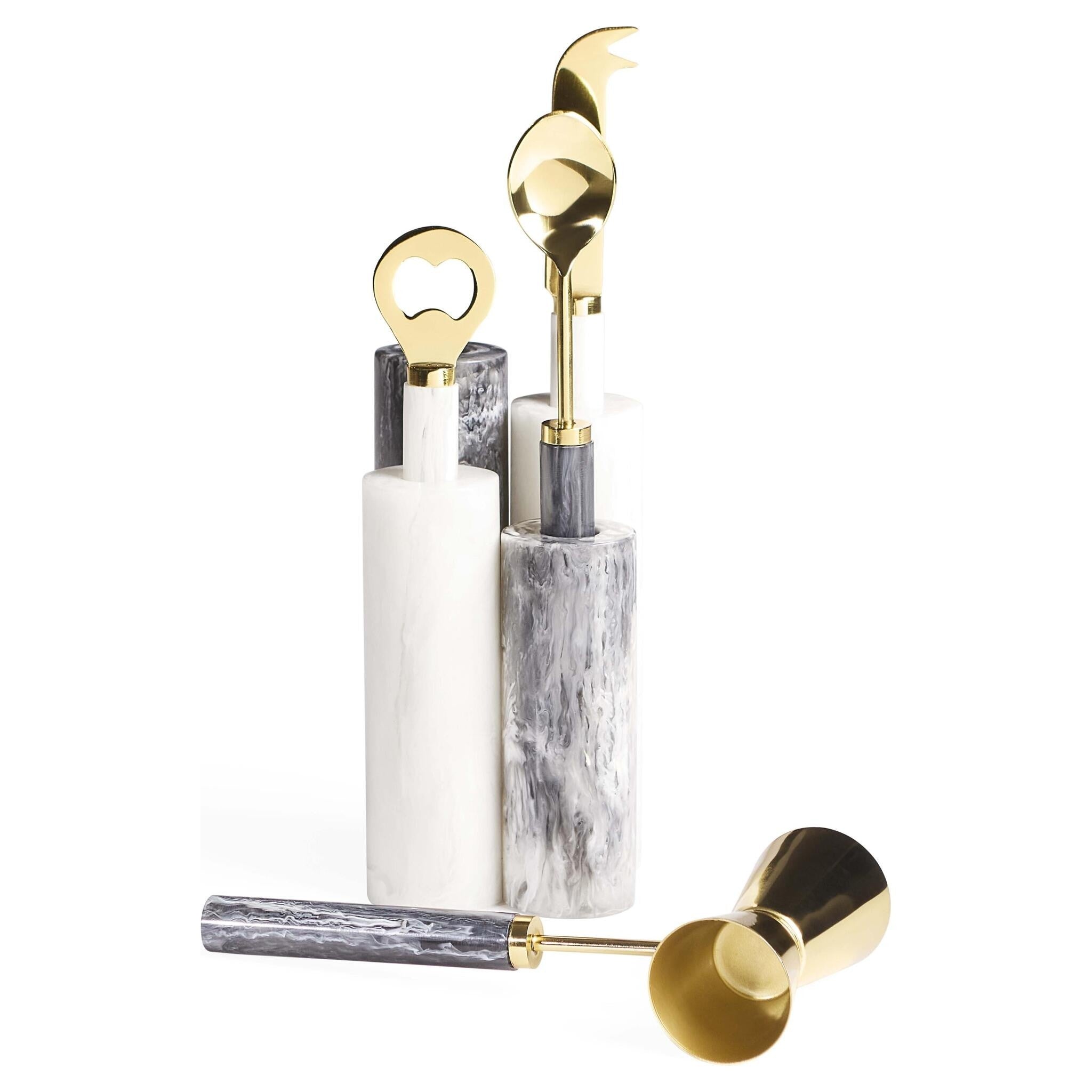 Schwarz-weiß marmorierte Acryl-Basen mit goldenen Barwerkzeugen