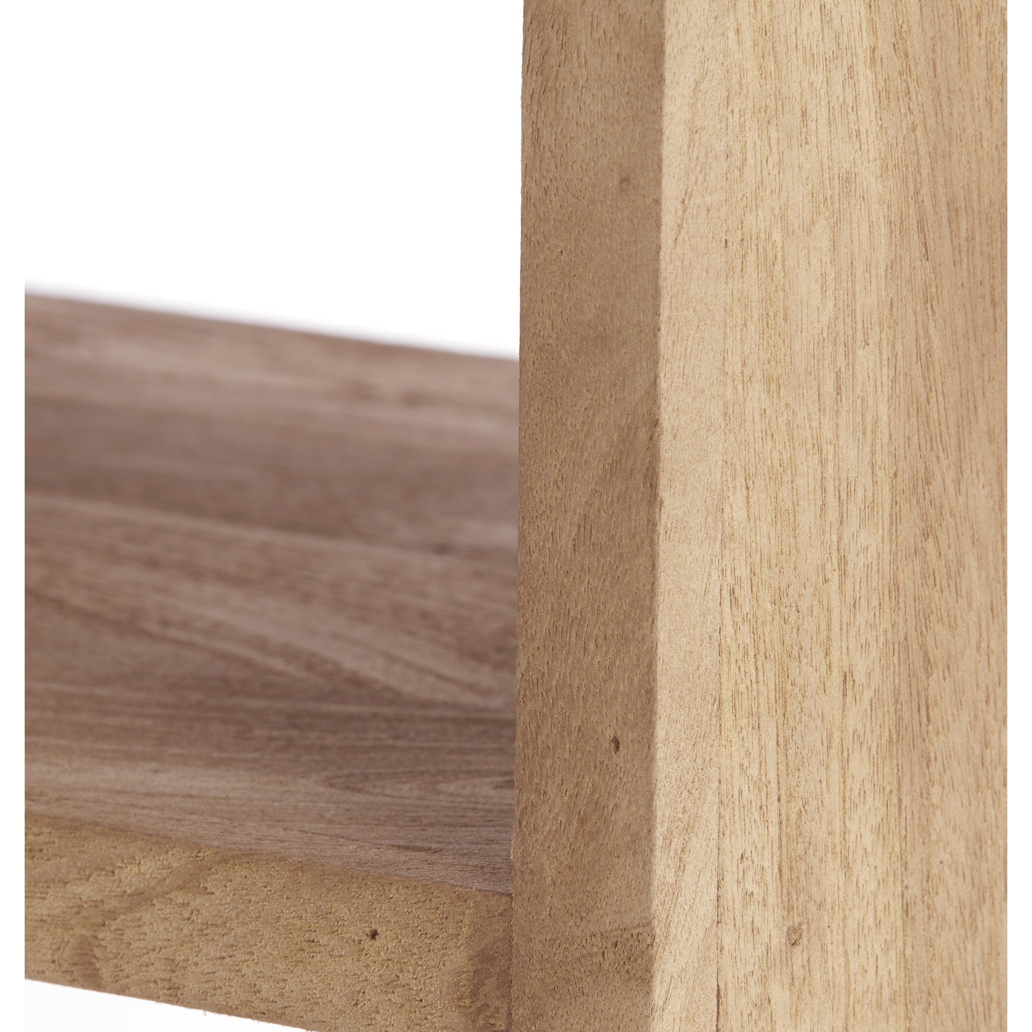 Elegantes Regal mit mehreren Ebenen in warmem Graubraun