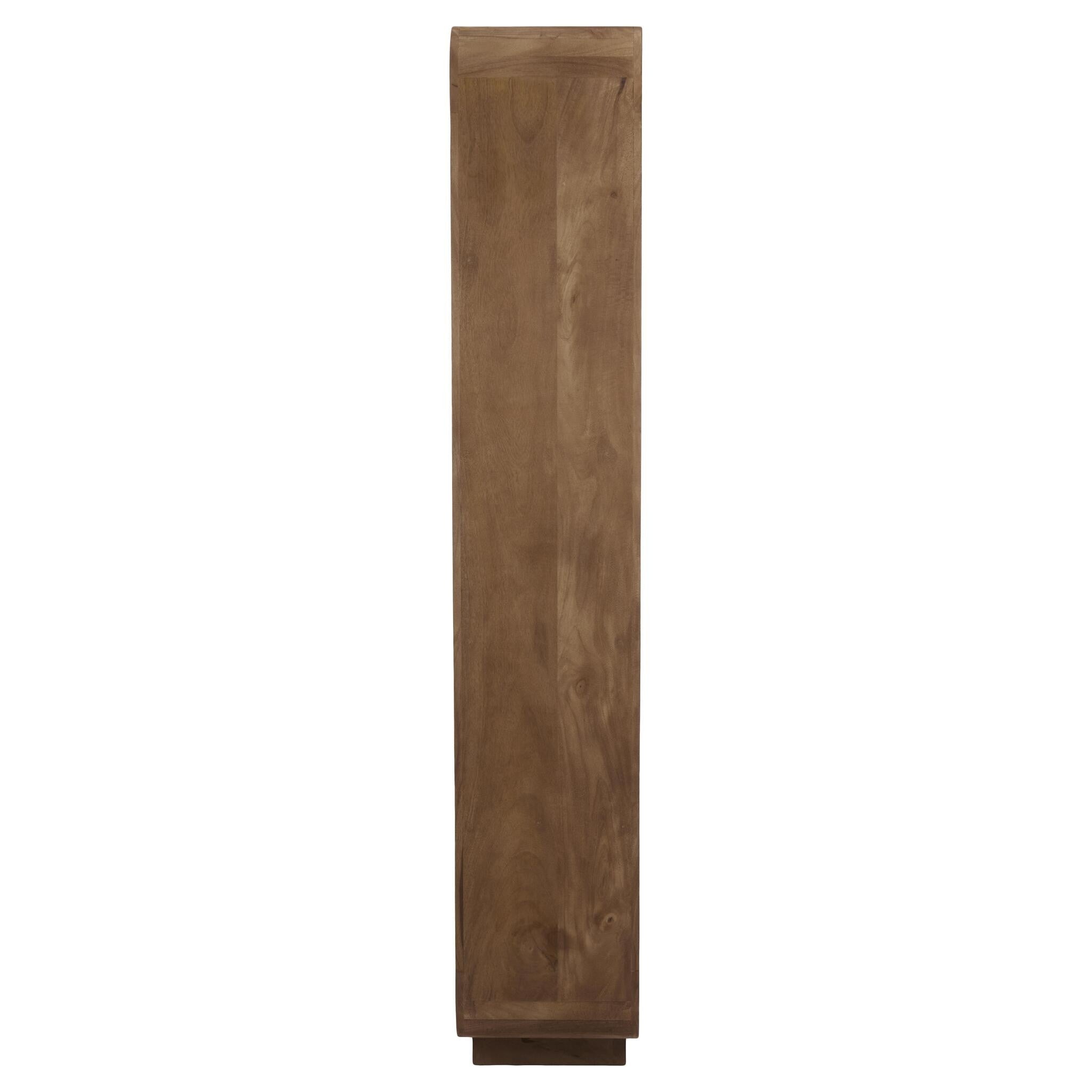 Elegantes Holzregal mit abgerundeten Kanten und hoher Form