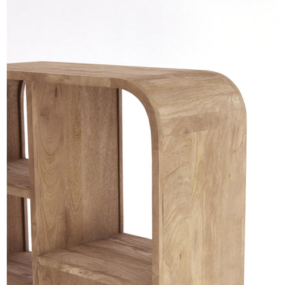 Stilvolles Hochregal mit organischer Linienführung