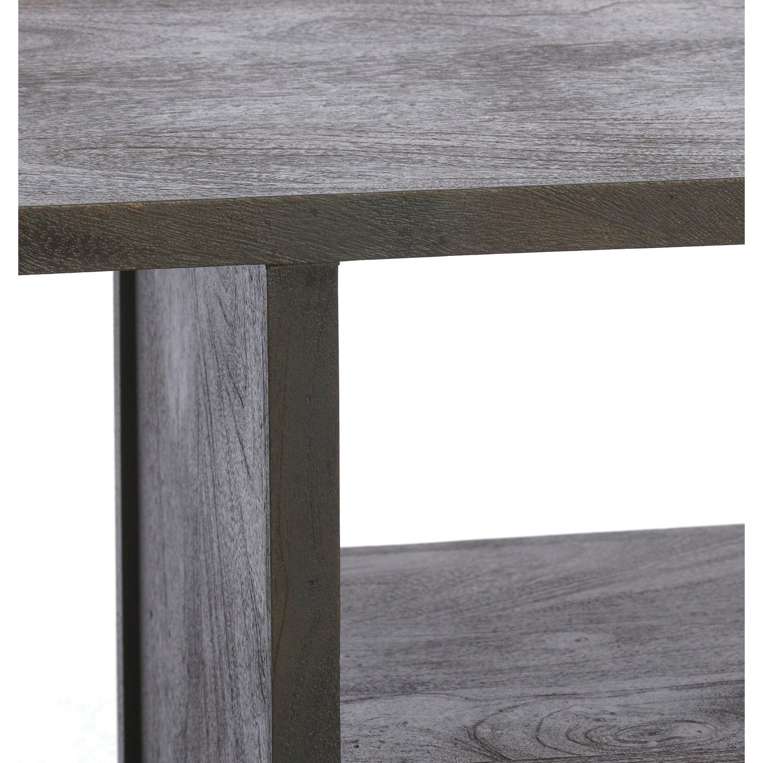 Elegantes Sideboard mit offenen Ablagen und weicher Silhouette