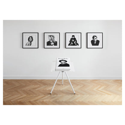 Präsentation eines Bildbands auf einem Buchständer

