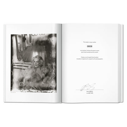 Galerieansicht mit fotografischen Kunstwerken

