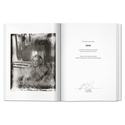 Galerieansicht mit fotografischen Kunstwerken

