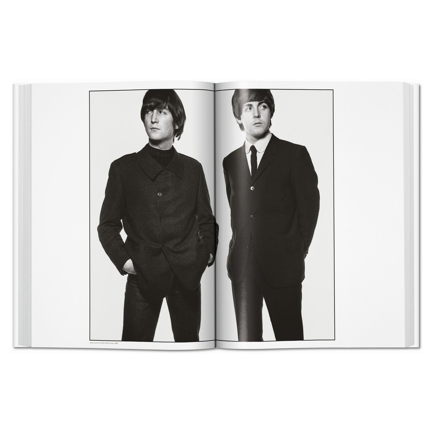 Blick auf das Innere eines großformatigen Fotobuchs

