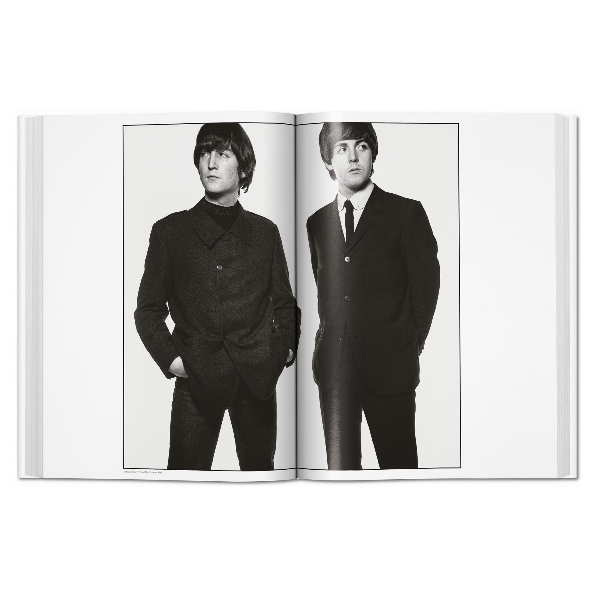 Blick auf das Innere eines großformatigen Fotobuchs

