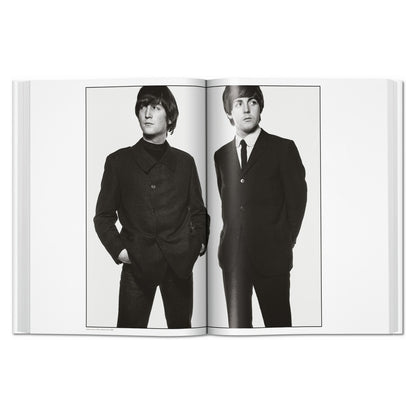 Blick auf das Innere eines großformatigen Fotobuchs

