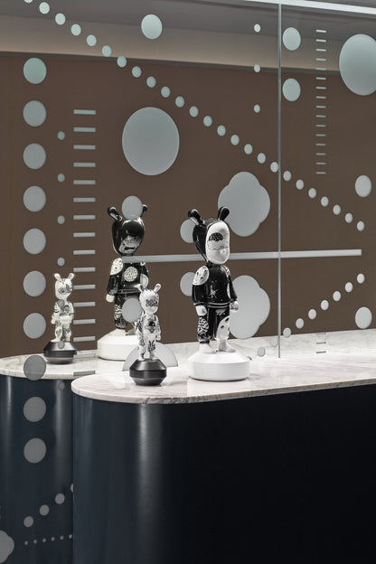 Deko Skulptur THE GUEST der Marke Lladró als limited Edition by Henn kim