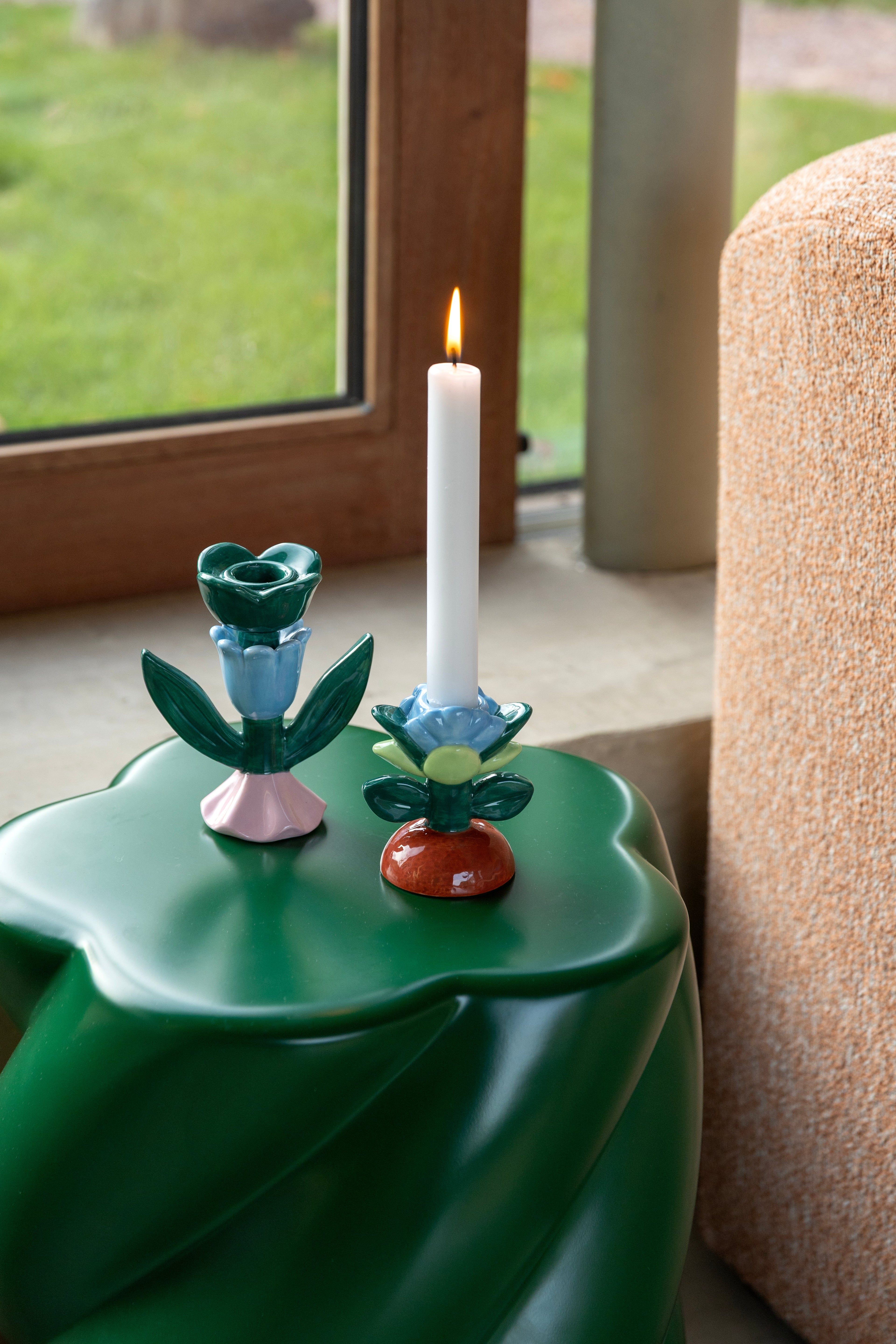 Florales Designobjekt mit handbemalter Oberfläche - Kerzenleuchter von &amp;k Amsterdam
