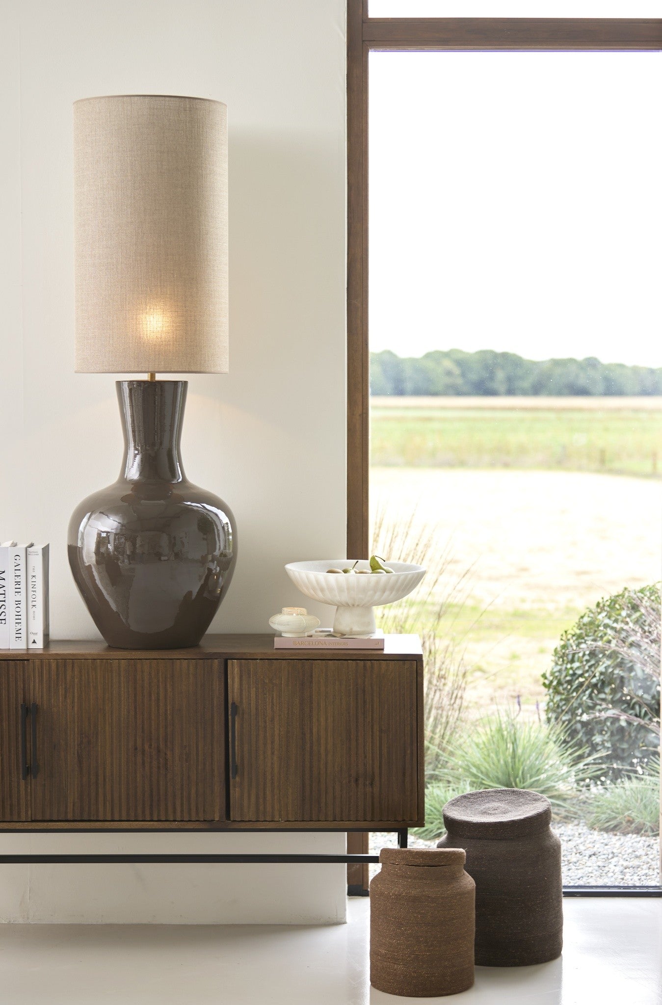 Moderne Schale in Creme mit strukturierter Außenseite und Standfuß