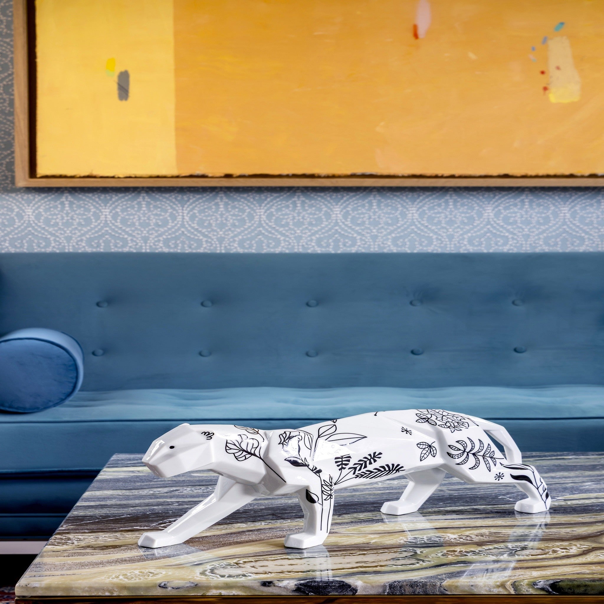 Exklusive Panther Skulptur Porzellan mit schwarzen floralen Motiven