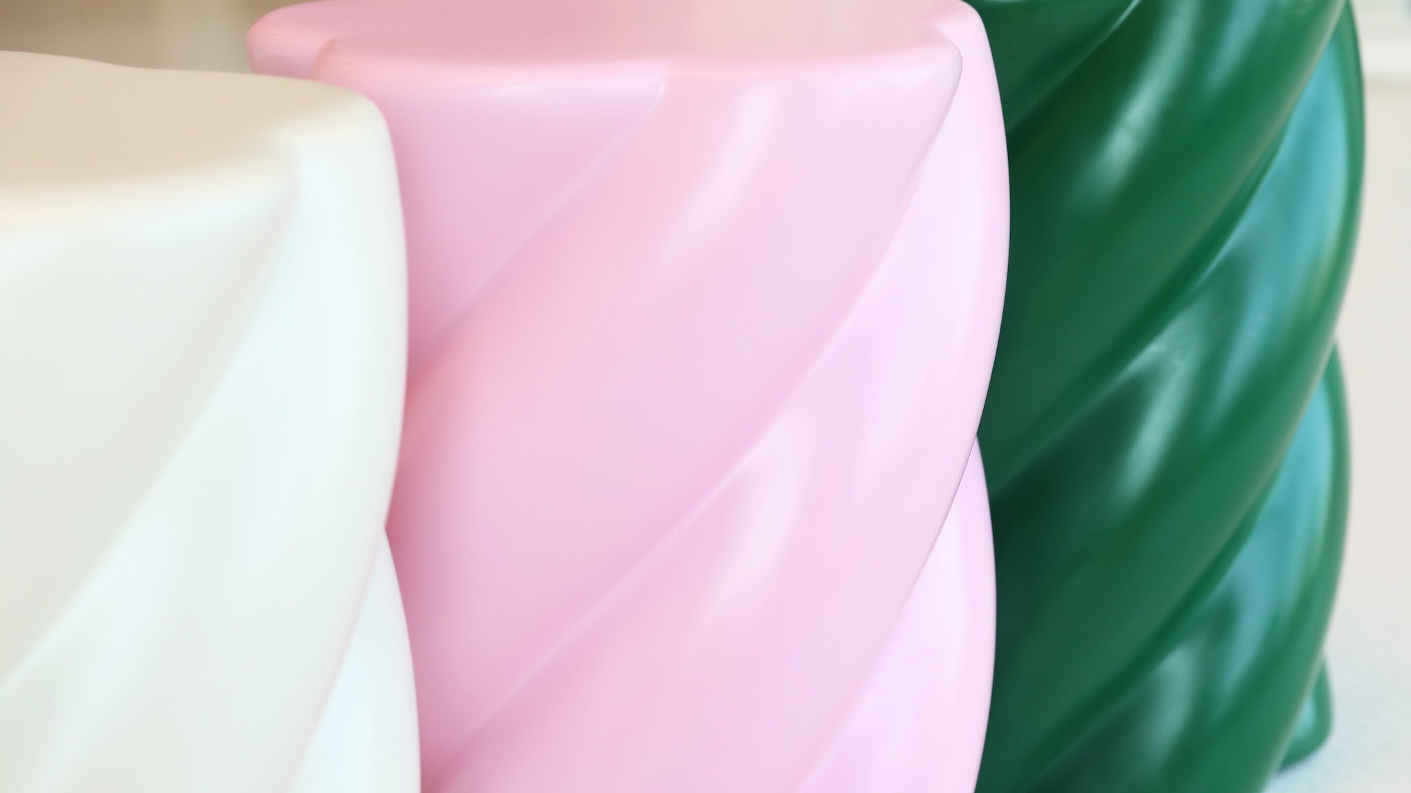 Kollektion Marshmallow Hocker in pink, grün und off-white von &amp;k Amsterdam