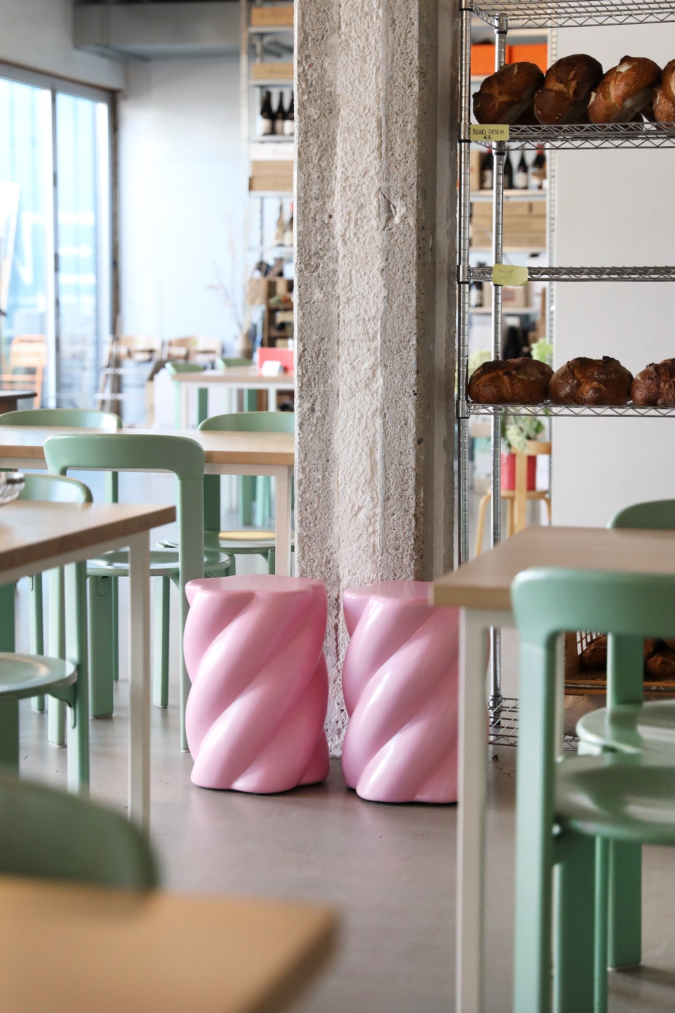 pinker Hocker in Form von einem Marshmallow im Restaurant