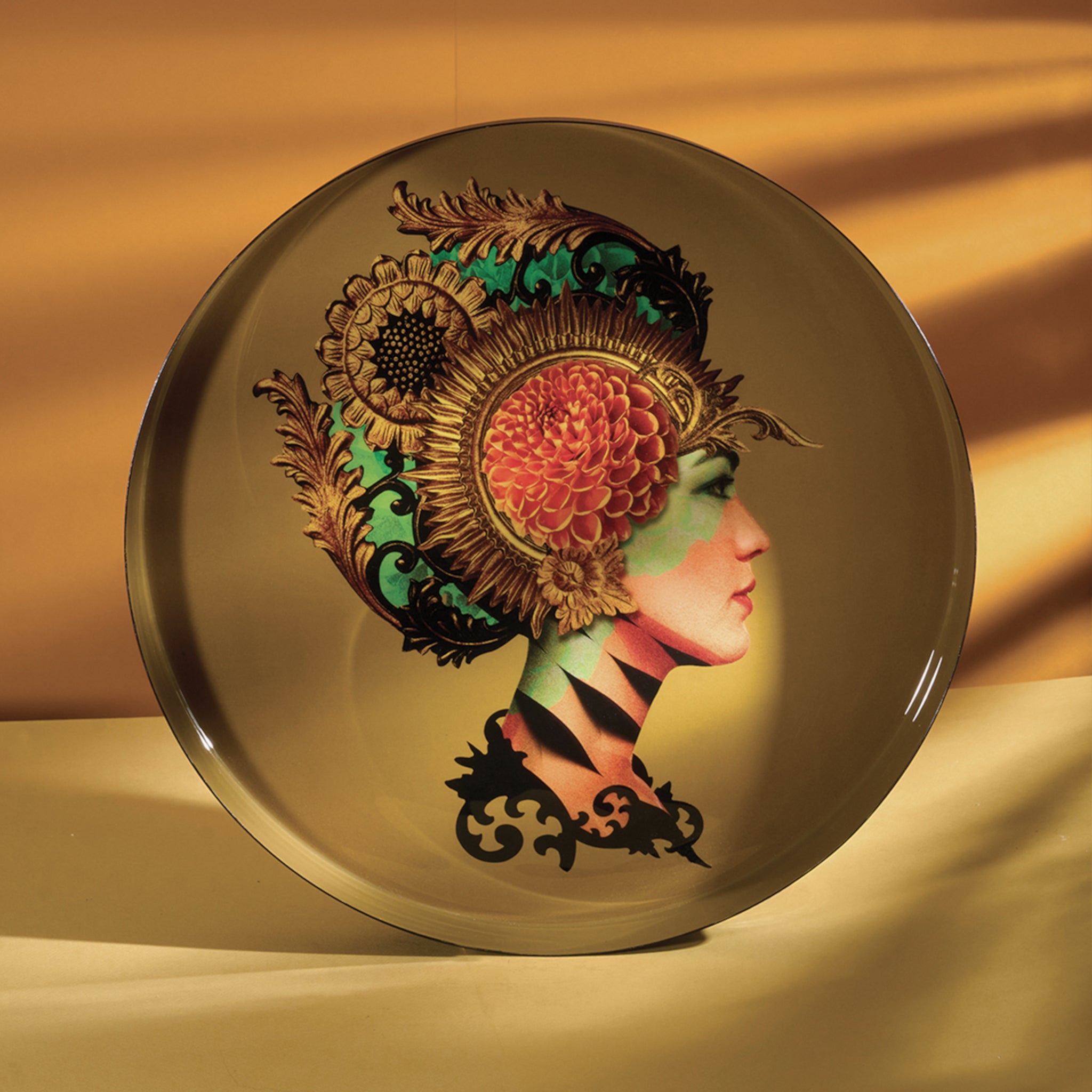 Rundes Tablett mit floraler Frauenfigur auf goldfarbenem Hintergrund
