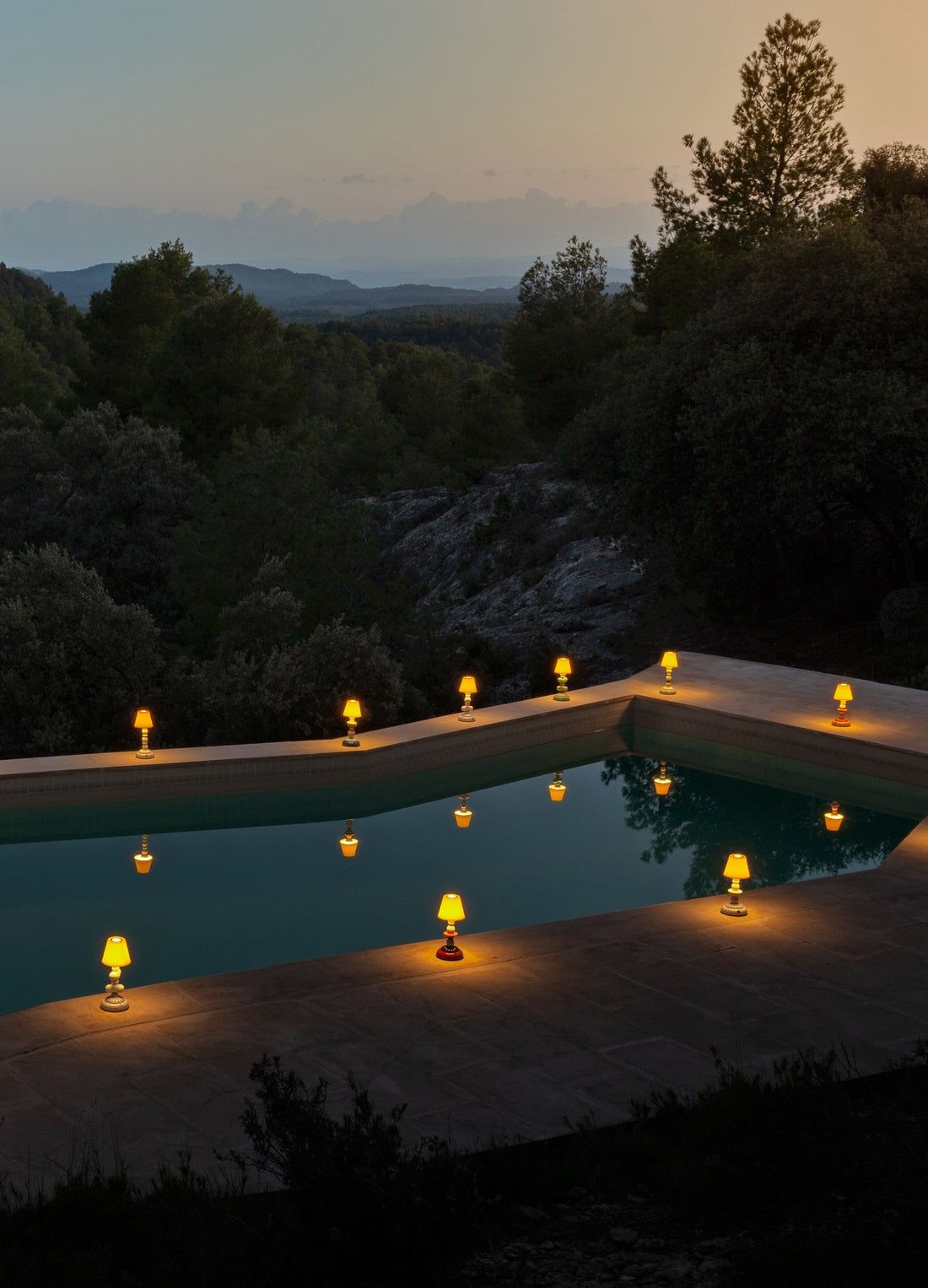 Porzellan Tischlampe Firefly Lotus, Design in Koralle