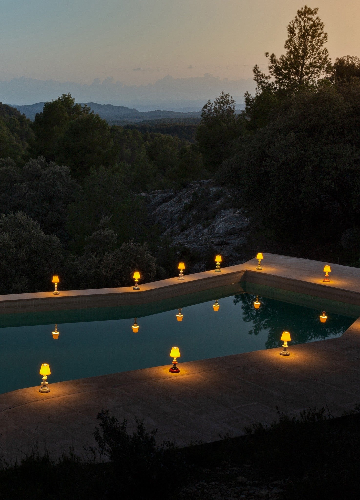 Porzellan Tischlampe Firefly Lotus, Design in Koralle