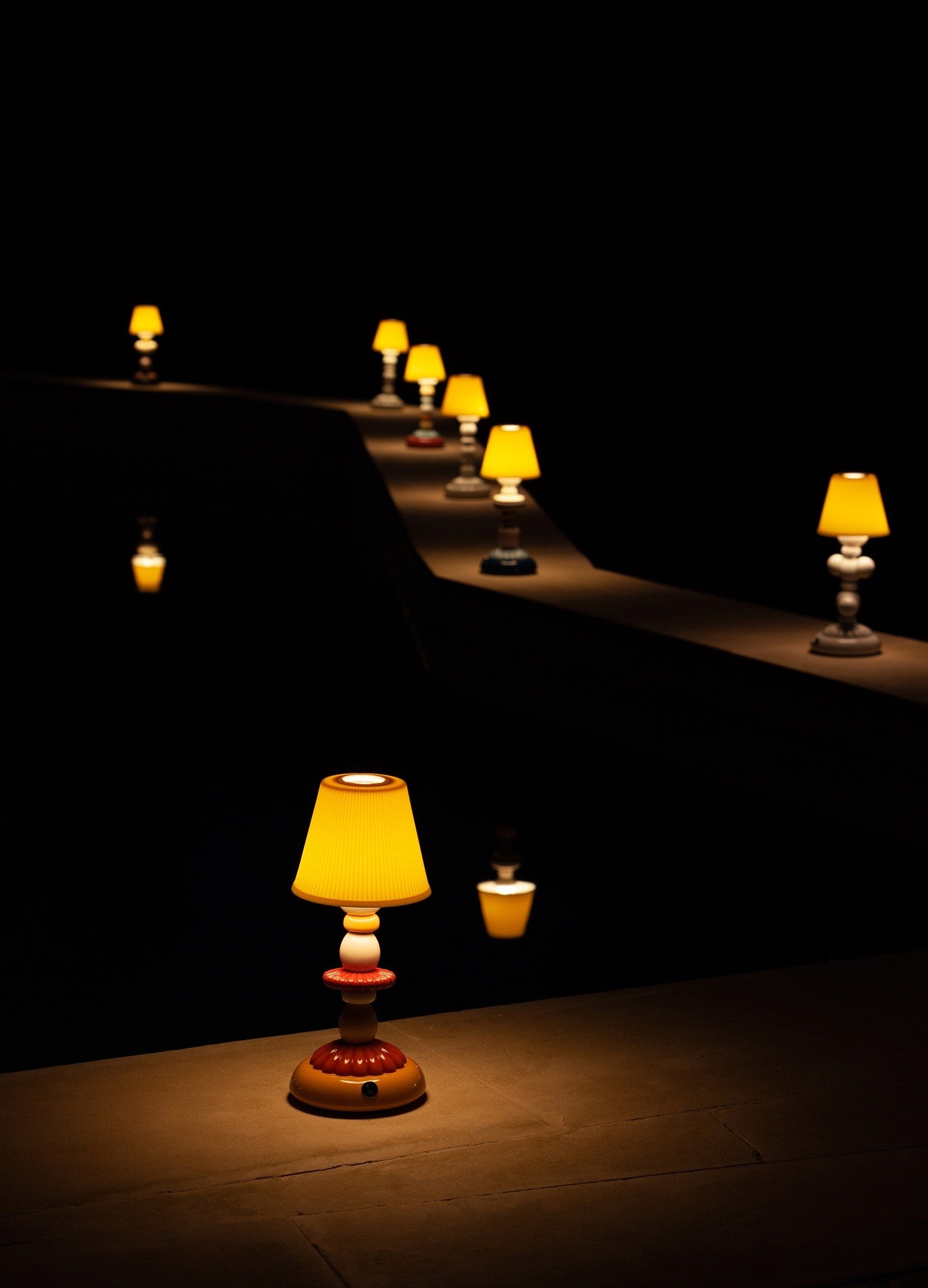 Modernes Wohnaccessoire: Firefly Lotus Tischlampe Koralle