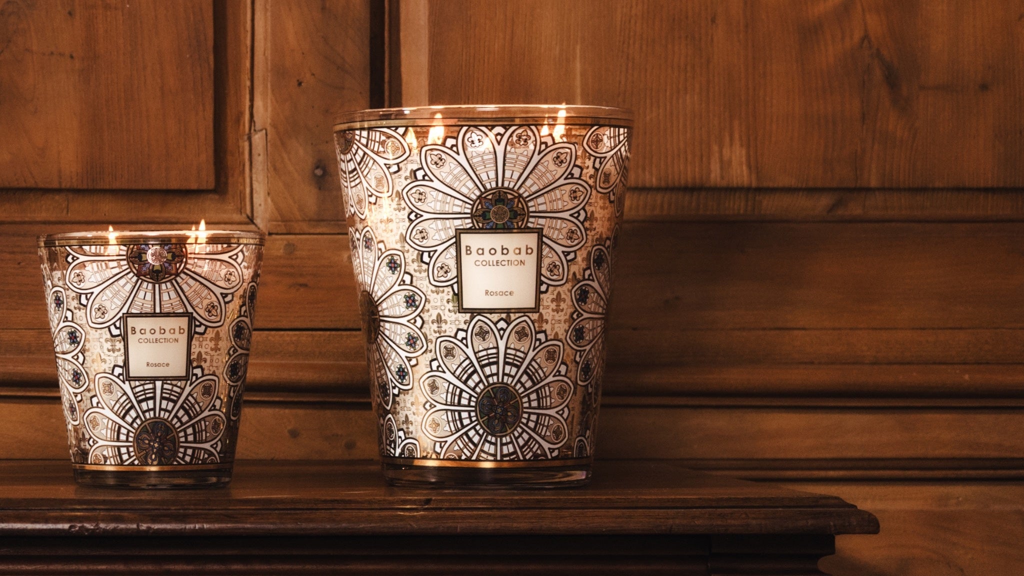 Luxus Duftkerze Baobab Rosace – kunstvoll verziertes Glas im floralen Muster, holzig-aromatischer Duft mit Tanne, Vetiver, Woods und Holzkohlenfeuer