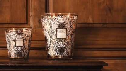 Luxus Duftkerze Baobab Rosace – kunstvoll verziertes Glas im floralen Muster, holzig-aromatischer Duft mit Tanne, Vetiver, Woods und Holzkohlenfeuer