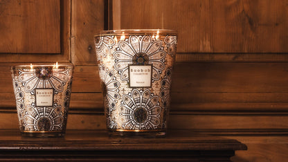 Luxus Duftkerze Baobab Rosace – kunstvoll verziertes Glas im floralen Muster, holzig-aromatischer Duft mit Tanne, Vetiver, Woods und Holzkohlenfeuer