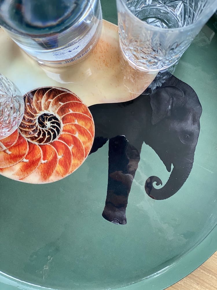 Tablett SHELLEPHANT von GANGZAI mit Elefant-Muschel-Design