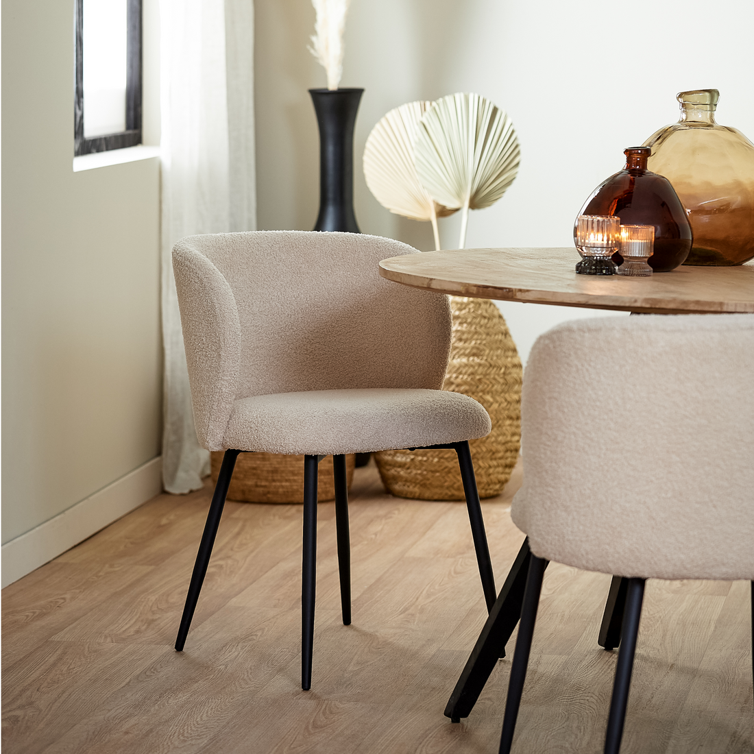 Moderner Polsterstuhl mit runder Rückenlehne in Beige