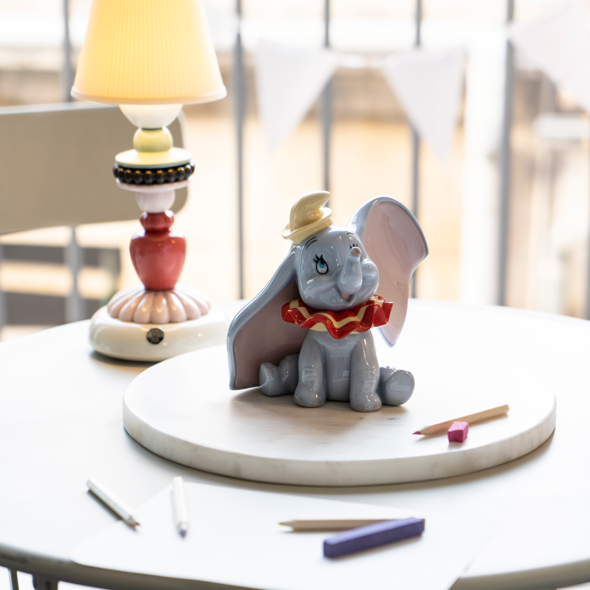 Detailreiche Dumbo-Skulptur mit goldenem Hut und rotem Kragen aus feinem Porzellan.